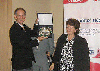 Presidenta Dra. Rossana Viteri entrega recuerdo a Dr. Francisco Pardo Bancalari 