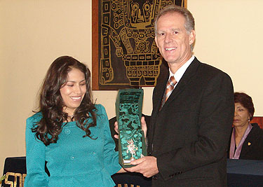 Dr. Francisco Pardo Bancalari recibe distinci&oacute;n